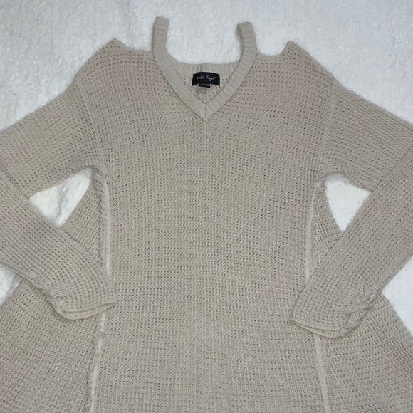 CHARLIE PAIGE - Cold Shoulder High-low Sweater (Size Small / Medium) - Picture 2 of 10